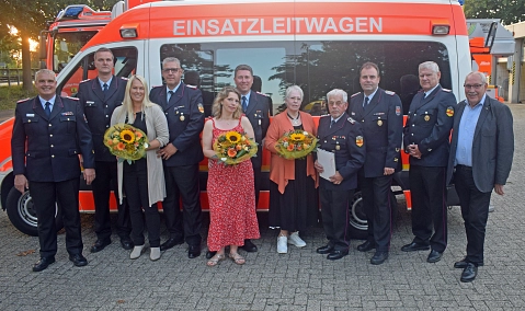Verdiente Kameraden der Freiwilligen Feuerwehr Meppen wurden am vergangenen Freitag geehrt. Insgesamt konnten die drei Geehrten auf 125 Jahre Feuerwehrerfahrung zurückblicken. © Stadt Meppen